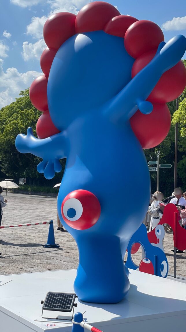 ワクワク像の背中